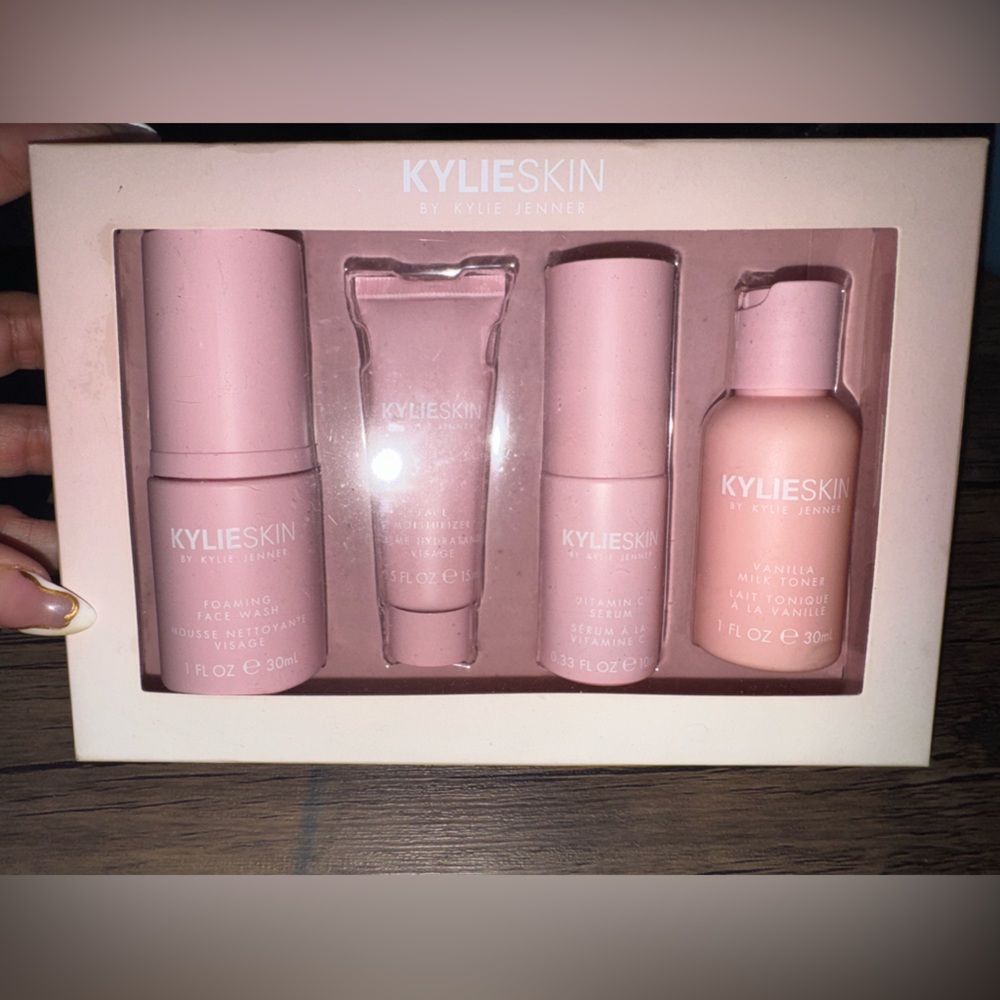 Kylie cosmetics 4-piece mini set
4 mini kylie essentials